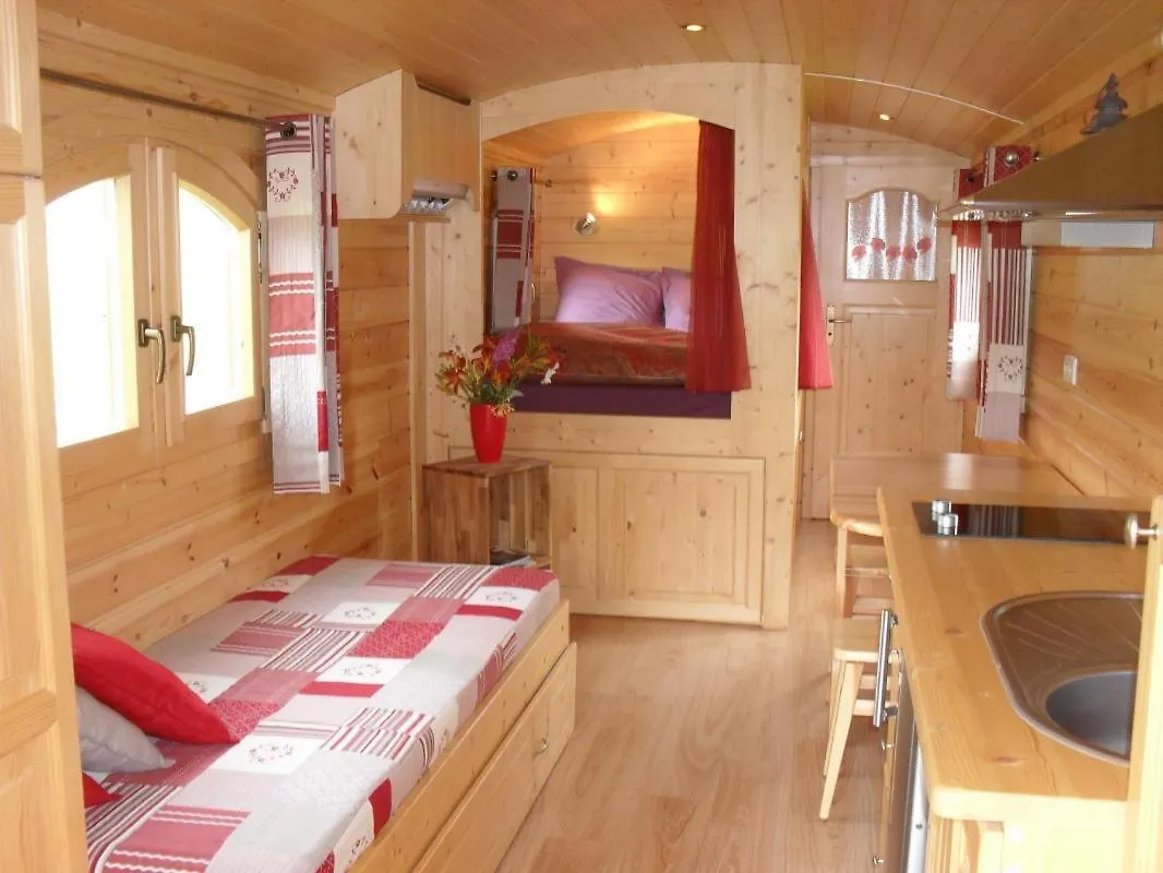 Bed and Breakfast La Roulotte A La Ferme Palogneux Francja