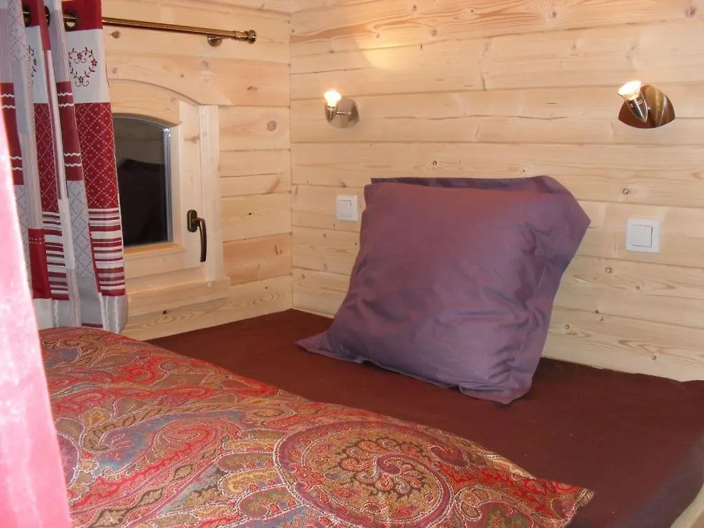 Bed and Breakfast La Roulotte A La Ferme Palogneux 0*,  Francja