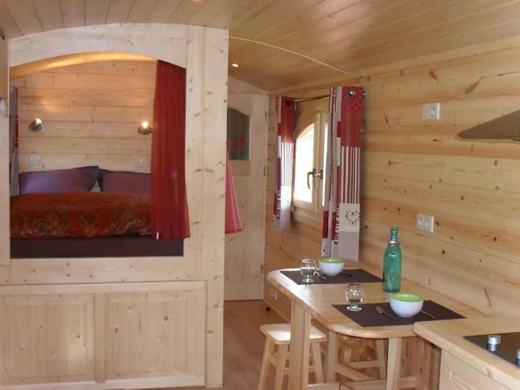 La Roulotte A La Ferme Bed & Breakfast Palogneux