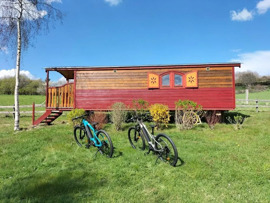 La Roulotte A La Ferme Bed & Breakfast Palogneux France